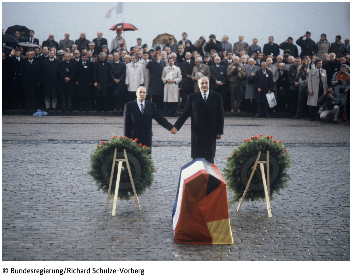 Der damalige französische Staatspräsident François Mitterrand und der damalige deutsche Bundeskanzler Helmut Kohl gedenken in Verdun gemeinsam der Toten beider Weltkriege. Welches Ziel der Europäischen Union wird bei diesem Treffen deutlich?